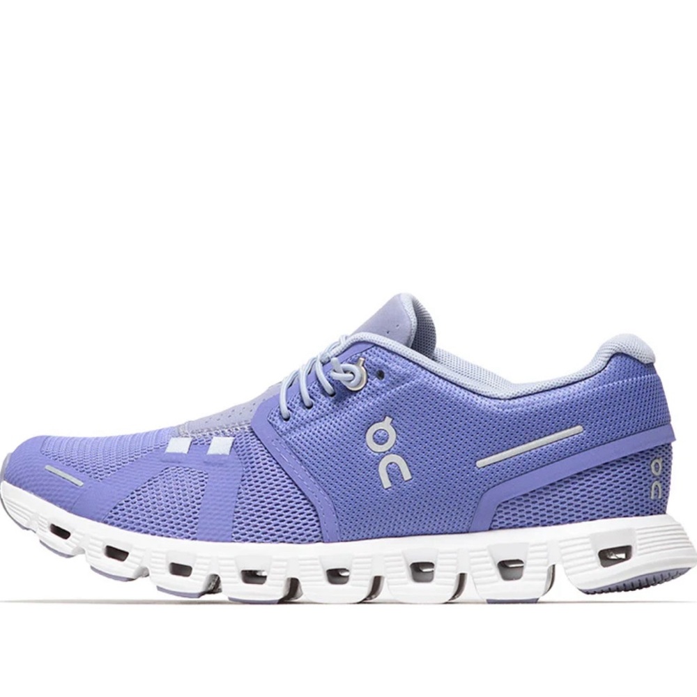 On Cloud 5 Women Running Shoes.  Size 7.  In Great Condition!! Worn three times.